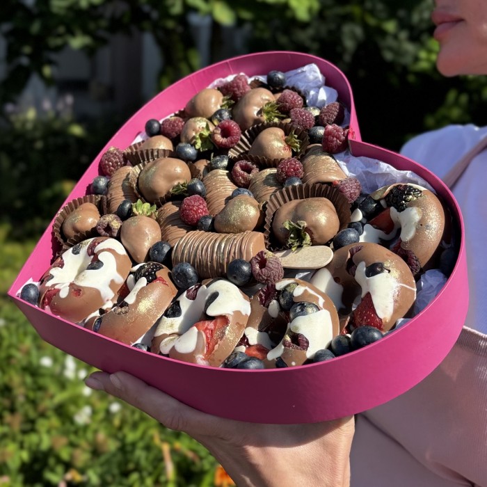 Клубника банан и пончики из шоколада в коробке сердце