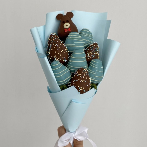 Детский букет для мальчика из клубники в шоколаде