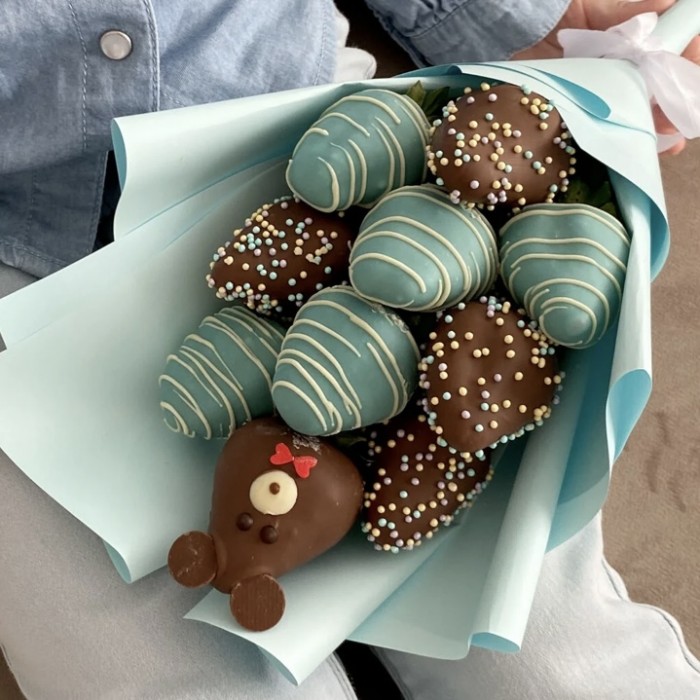 Детский букет для мальчика из клубники в шоколаде