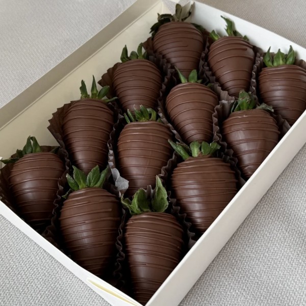 Клубничный бокс Клубника в молочном шоколаде