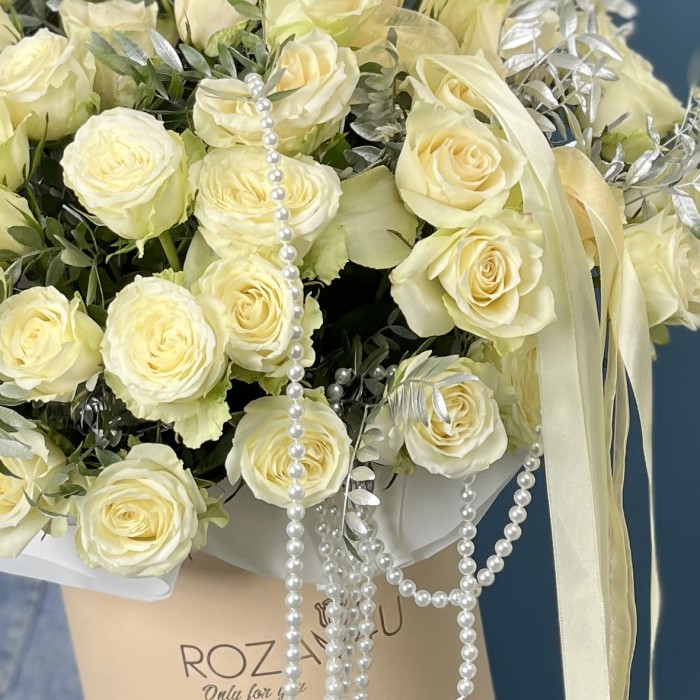 51 белая Роза в коробке на свадьбу