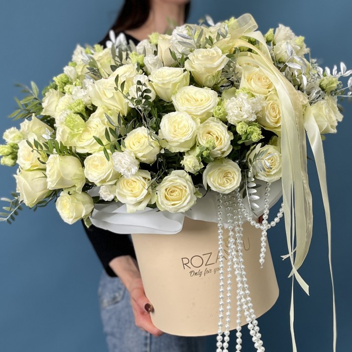 Коробка белых роз на жемчужную свадьбу