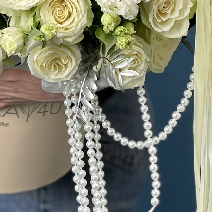 Коробка белых роз на жемчужную свадьбу