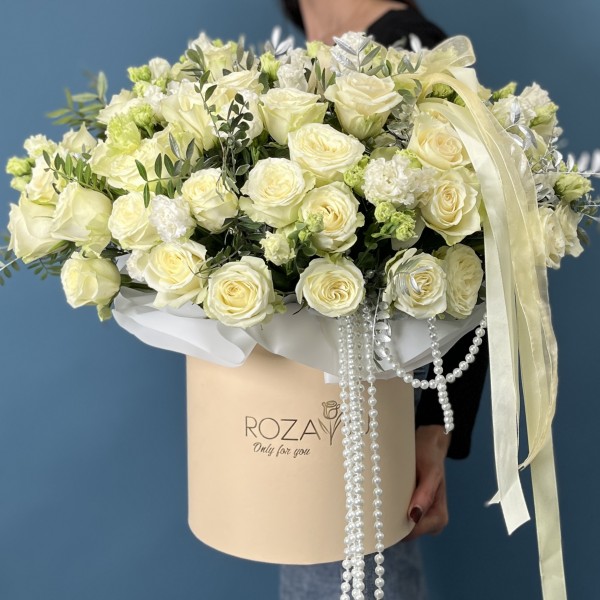 Коробка белых роз на жемчужную свадьбу