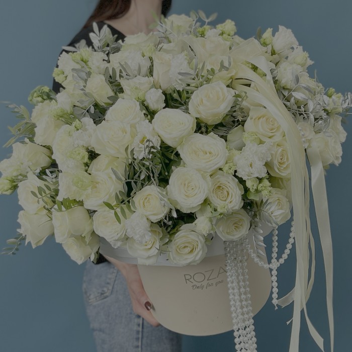 Коробка белых роз на жемчужную свадьбу