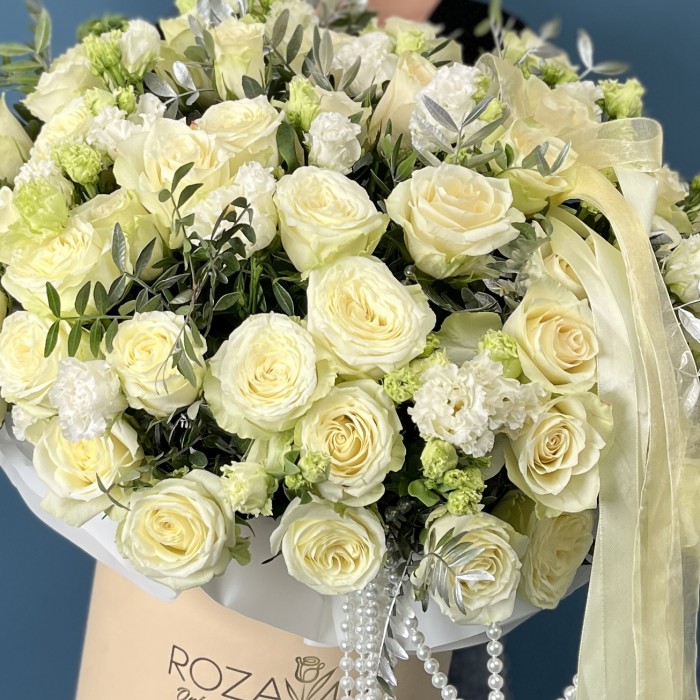 Коробка белых роз на жемчужную свадьбу