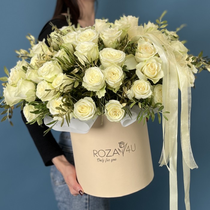 Коробка белых роз на Золотую свадьбу