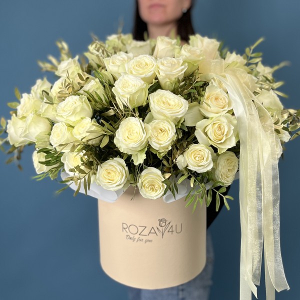 Коробка белых роз на Золотую свадьбу