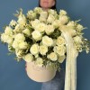 Коробка белых роз на Золотую свадьбу