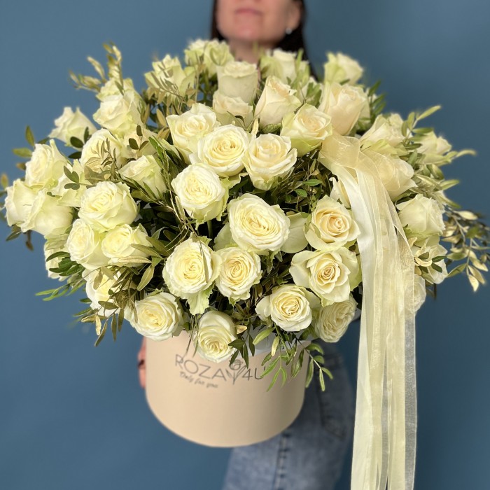 Коробка белых роз на Золотую свадьбу