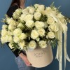 Коробка белых роз на Золотую свадьбу
