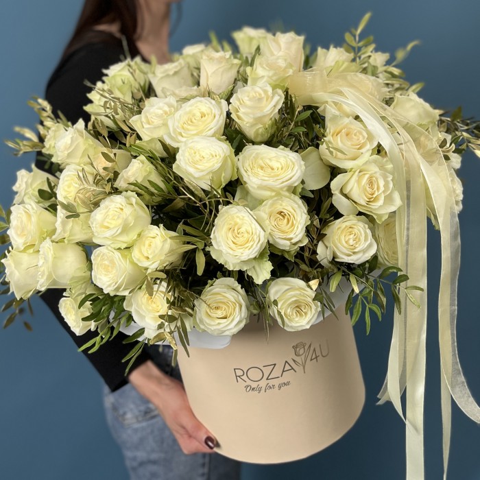 Коробка белых роз на Золотую свадьбу