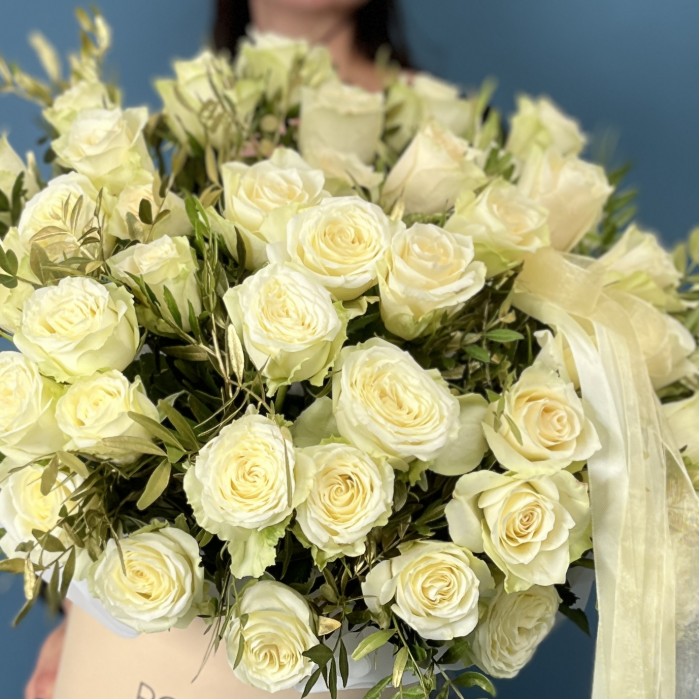 Коробка белых роз на Золотую свадьбу