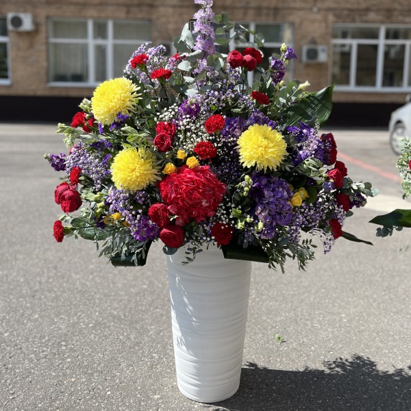 Напольная композиция с цветами Разгар лета