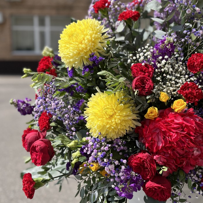 Напольная композиция с цветами Разгар лета