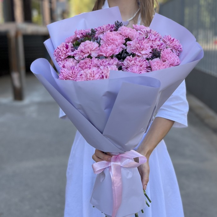 25 сиреневых гвоздик с лимониумом