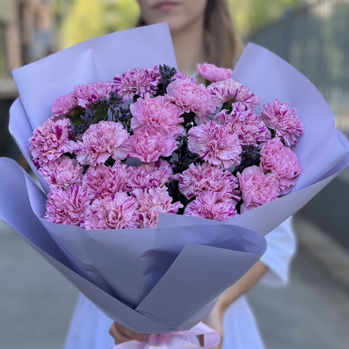 25 сиреневых гвоздик с лимониумом