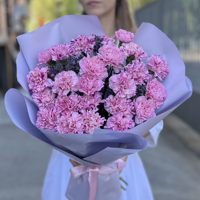 25 сиреневых гвоздик с лимониумом