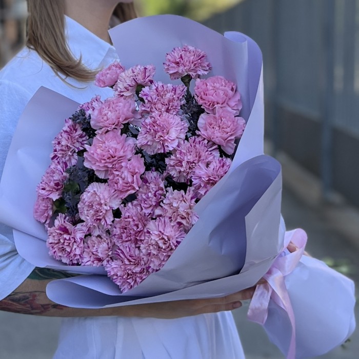 25 сиреневых гвоздик с лимониумом