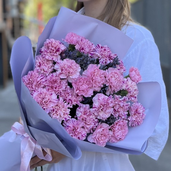 25 сиреневых гвоздик с лимониумом