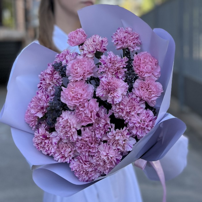 25 сиреневых гвоздик с лимониумом