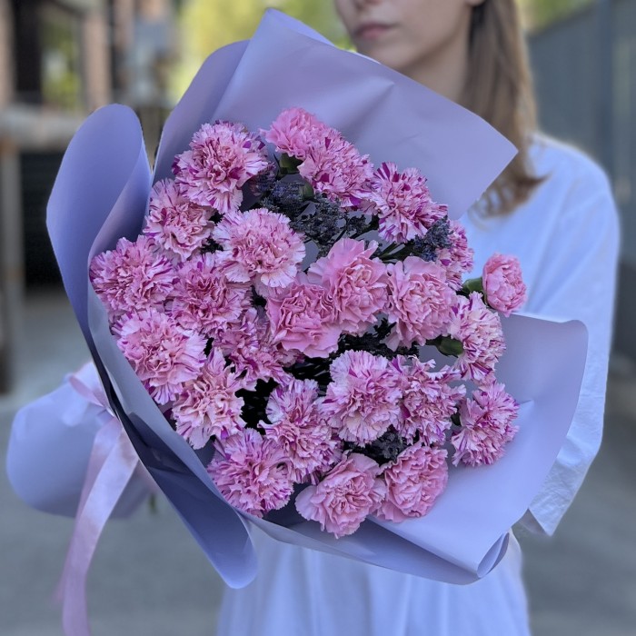 25 сиреневых гвоздик с лимониумом