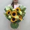 5 подсолнухов с зеленой гвоздикой и ромашкой