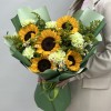 5 подсолнухов с зеленой гвоздикой и ромашкой