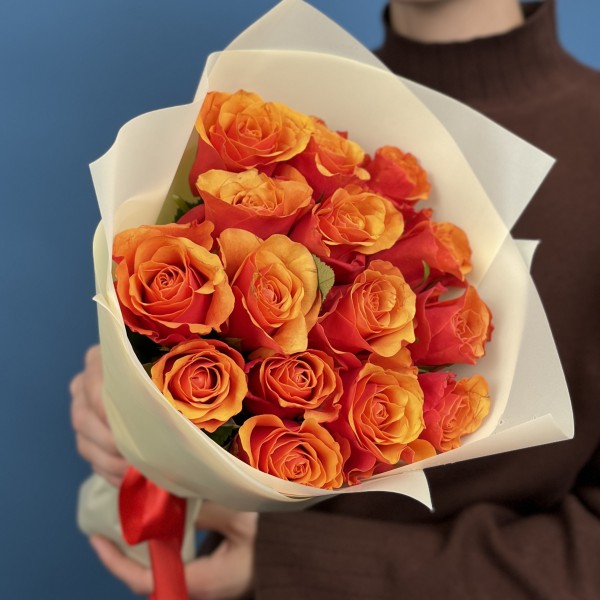 15 красно оранжевых роз Испания 40 см
