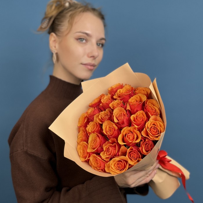25 красно -оранжевых роз Испания 40 см