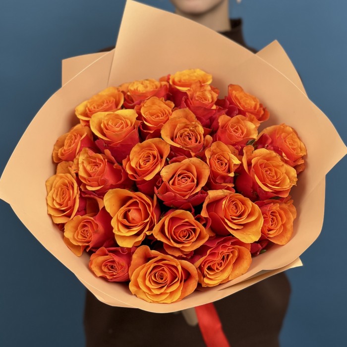 25 красно -оранжевых роз Испания 40 см