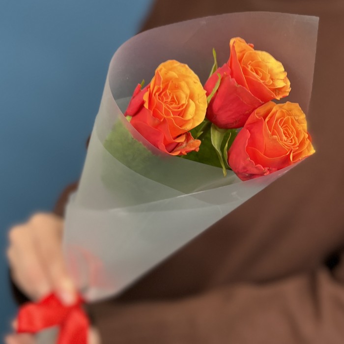 3 красно-оранжевые розы Испания 40 см