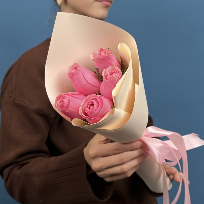 5 розовых роз Селеб 40 см