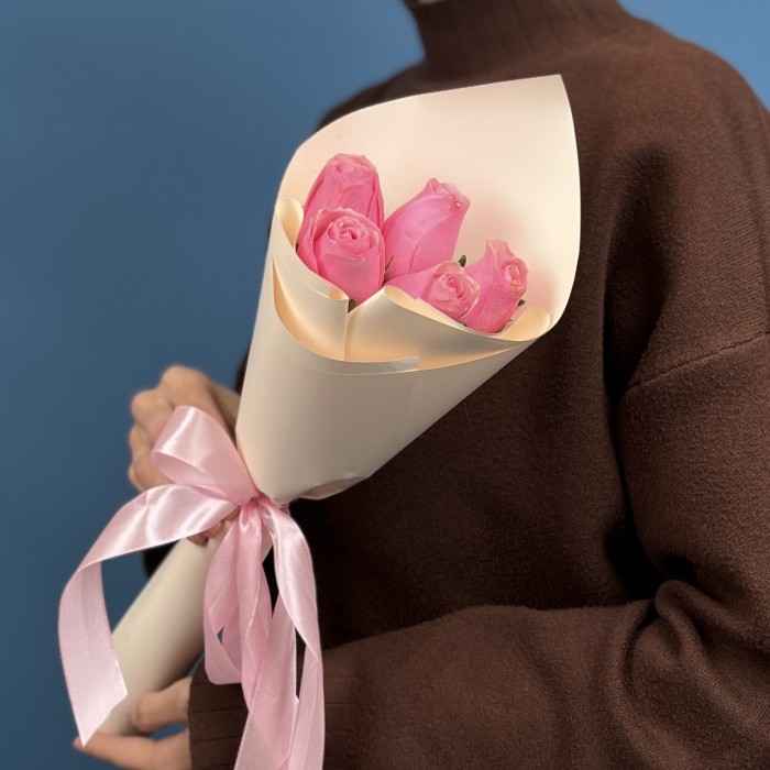 5 розовых роз Селеб 40 см