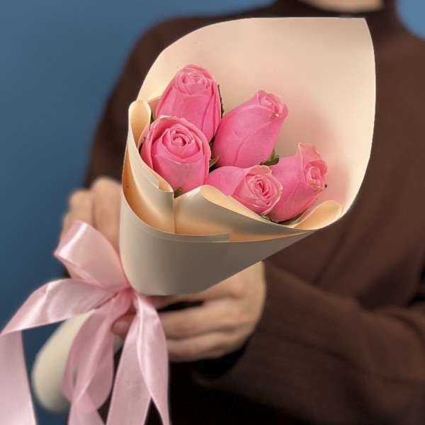 5 розовых роз Селеб 40 см