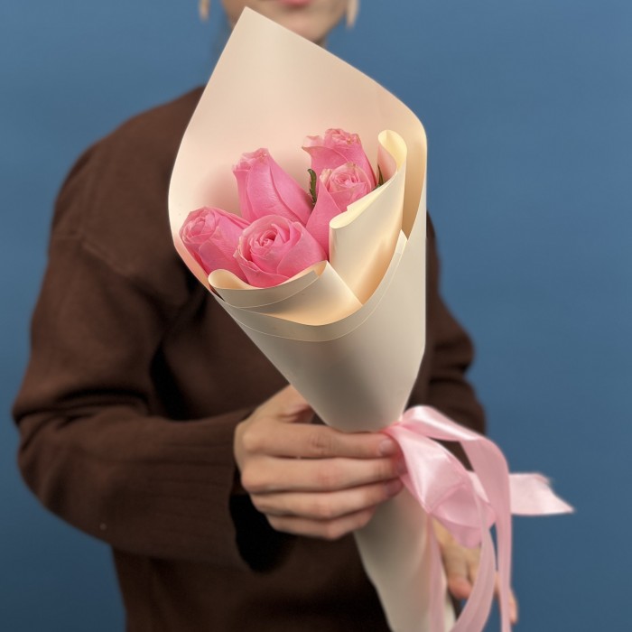 5 розовых роз Селеб 40 см