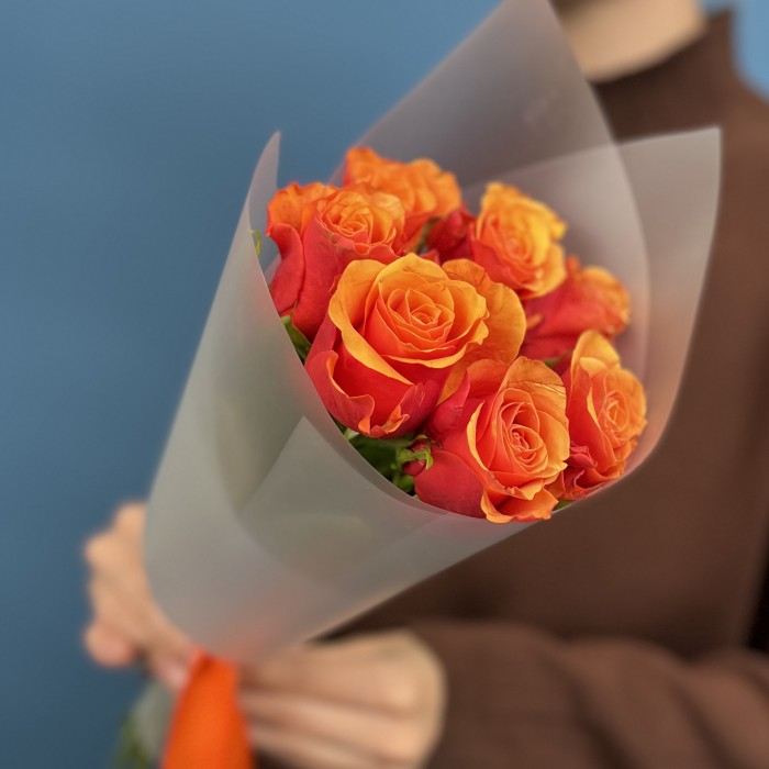 7 красно-оранжевых роз Испания 40 см