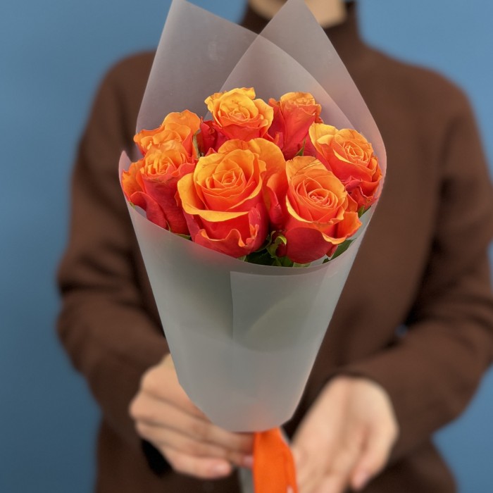7 красно-оранжевых роз Испания 40 см