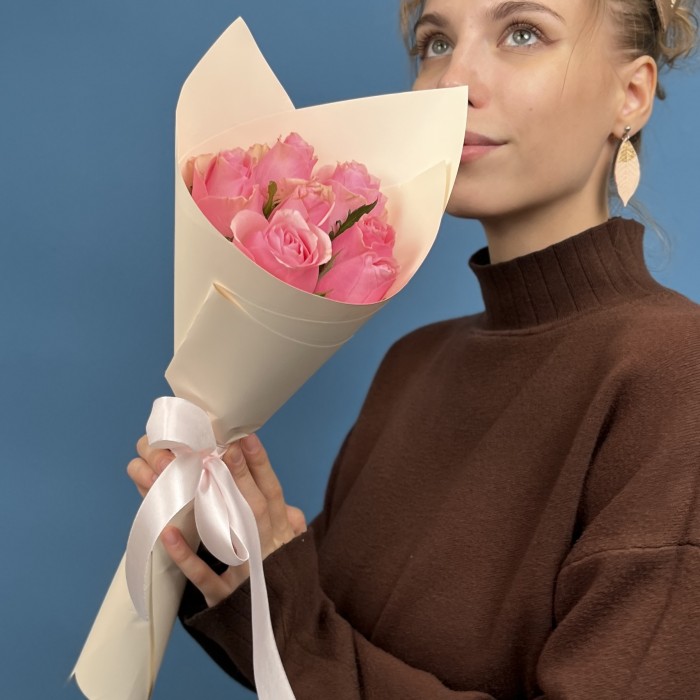 7 розовых роз Селеб 40 см