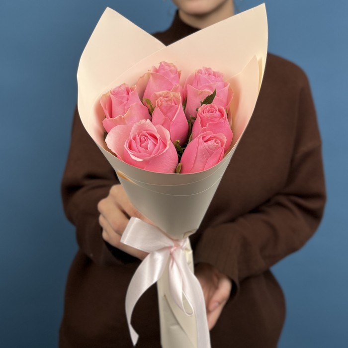 7 розовых роз Селеб 40 см