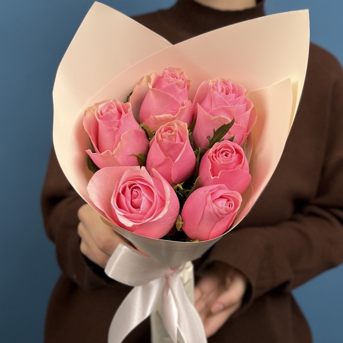 7 розовых роз Селеб 40 см