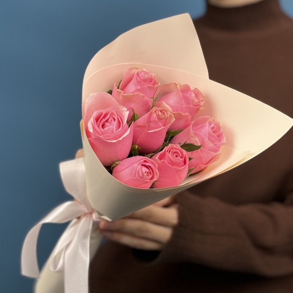 7 розовых роз Селеб 40 см