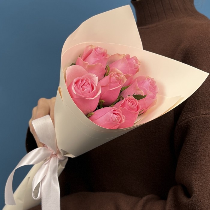 7 розовых роз Селеб 40 см