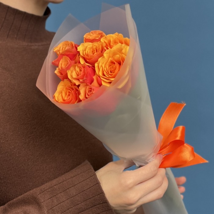 9 красно-оранжевых роз Испания 40 см