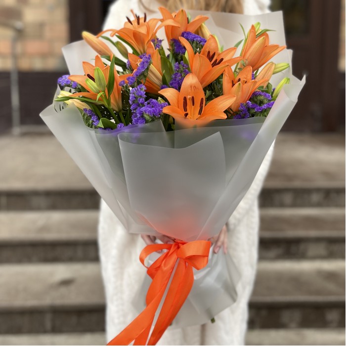 Сборный букет оранжевых лилий