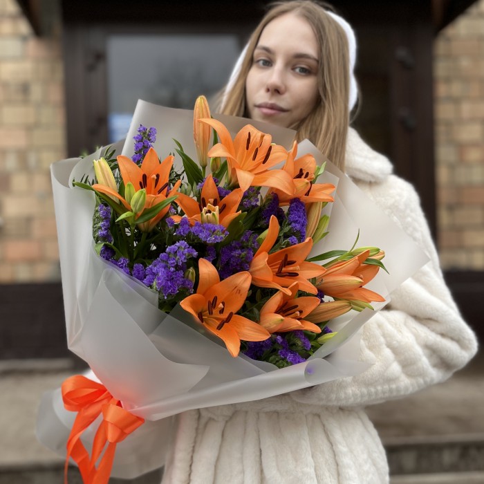 Сборный букет оранжевых лилий