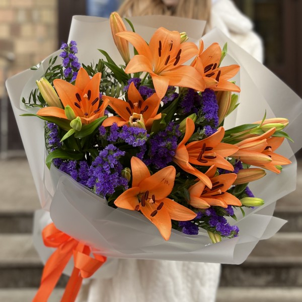 Сборный букет оранжевых лилий