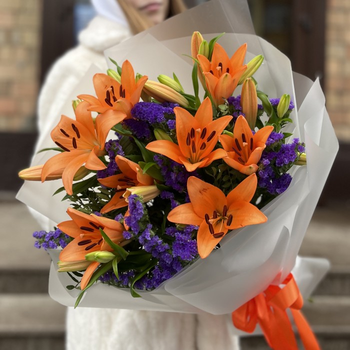 Сборный букет оранжевых лилий