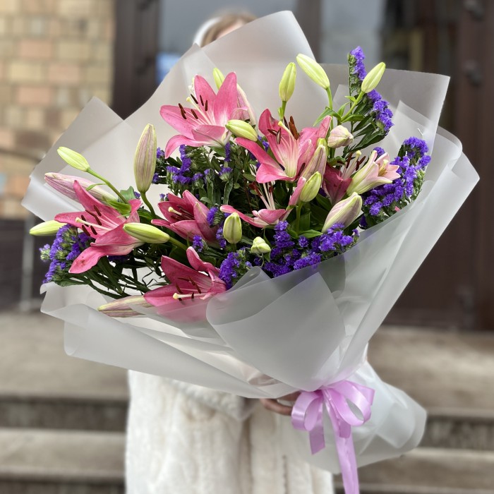 Сборный букет розовых лилий