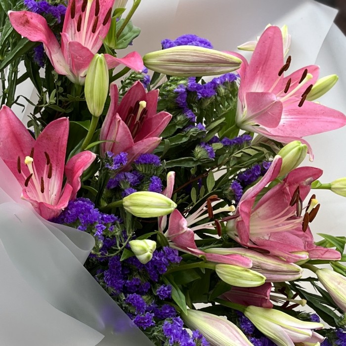 Сборный букет розовых лилий